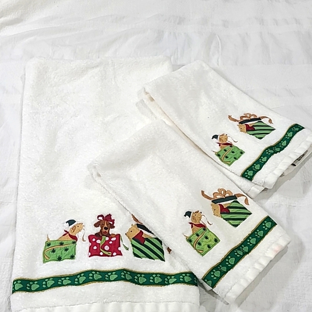 WELLESLEY MANOR CHRISTMAS TOWELS Bath and Hands SET OF THREE.